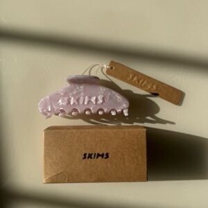 NWT SKIMS BARELY PINK PEARL GETTING READY CLAW CLIP